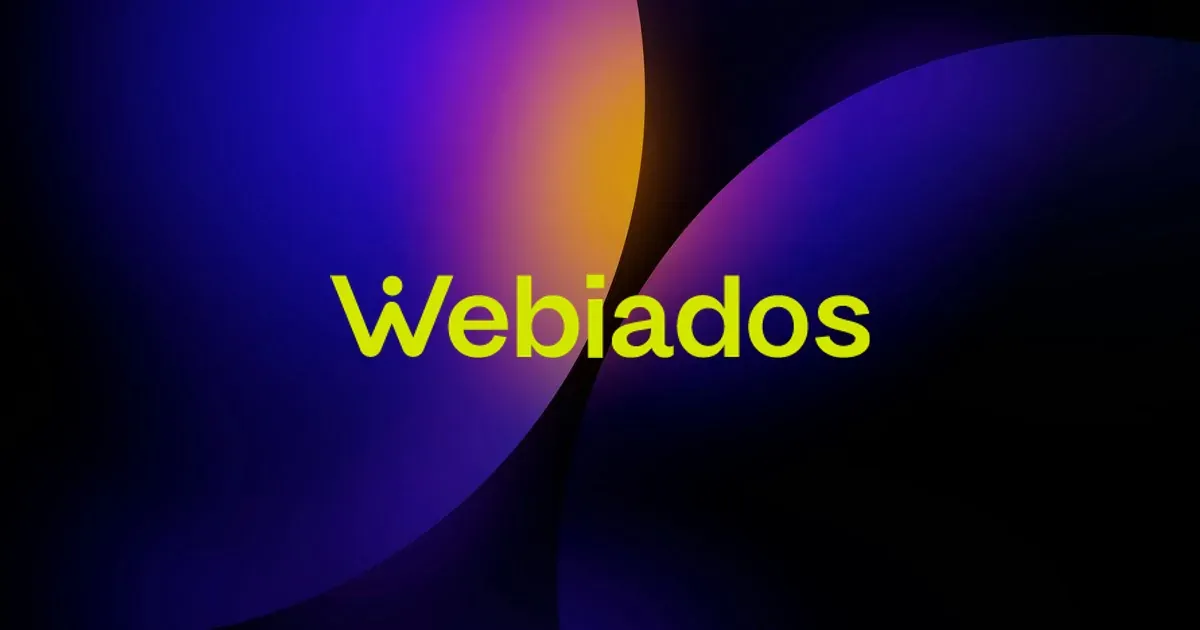 Portada del artículo con el logotipo Webiados sobre un fondo de gradientes morado y naranja
